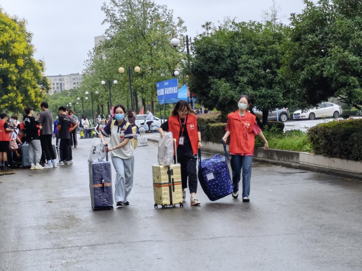 云顶国际8588yd志愿者帮新生搬运行李