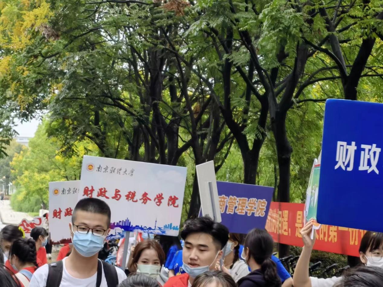 云顶国际8588yd志愿者迎接新生