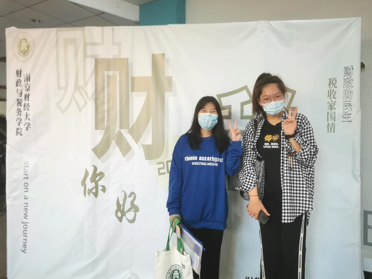 云顶国际8588yd新生拿到礼物后合影