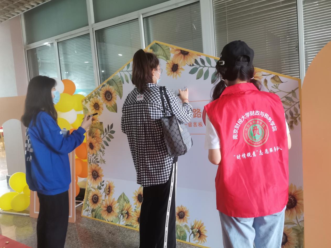 云顶国际8588yd新生在留言板前留言